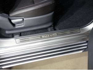 Накладки на пластиковые пороги шлифованный лист надпись Suzuki 2 штуки для Suzuki Jimny № SUZJIM16-10
